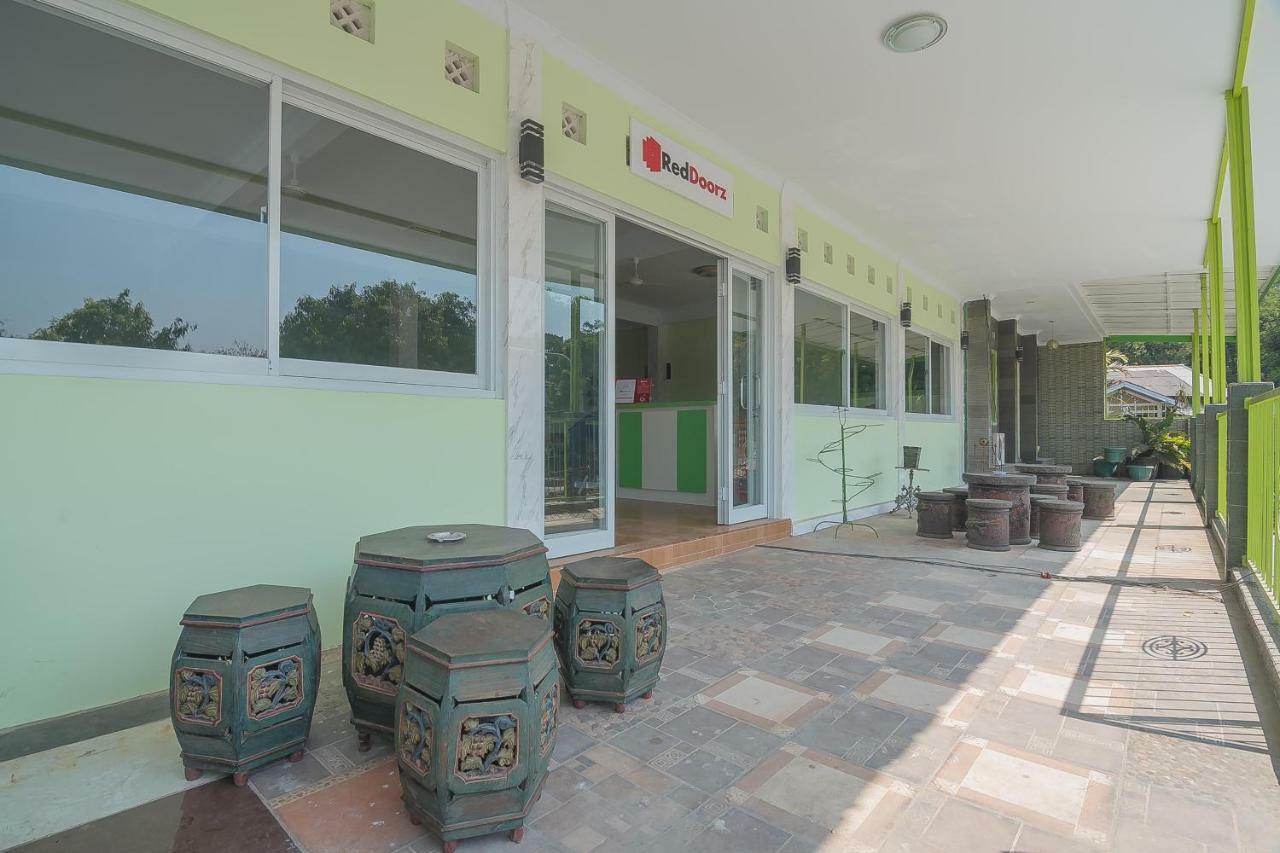 Reddoorz Syariah Near Museum Wisma Karya Subang Εξωτερικό φωτογραφία